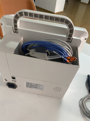 Monitoreo de parámetros múltiples para el análisis de ECG NIBP 12.1&quot; de uso hospitalario