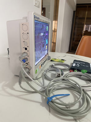 Monitor portátil para pacientes de 12,1 pulgadas y 5 parámetros con 16 idiomas para uso médico