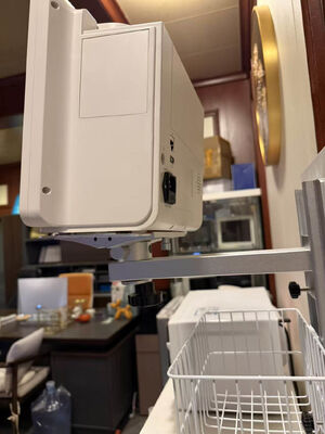 Soporte de montaje de pared blanco ajustable en altura para monitor del paciente en la sala del hospital