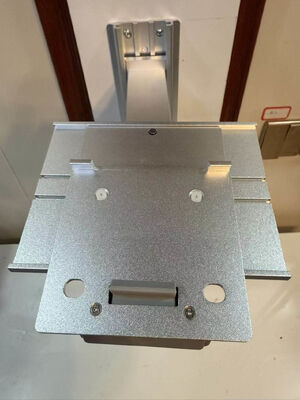 Soporte de montaje de pared blanco ajustable en altura para monitor del paciente en la sala del hospital