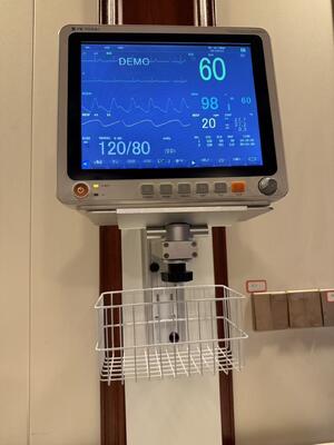 Soporte de pared metálico ajustable en altura para montaje de monitor de paciente en sala de hospital